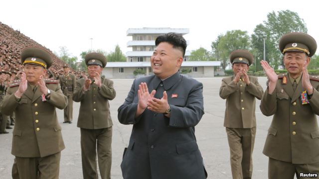 ທ່ານ Kim Jong Un ຜູ້ນຳເກົາຫຼີເໜືອ ຕົບມື ໃນລະຫວ່າງການຖ່າຍຮູບ ຮ່ວມກັບພວກທະຫານ KPA 966, 462, 101, 489.