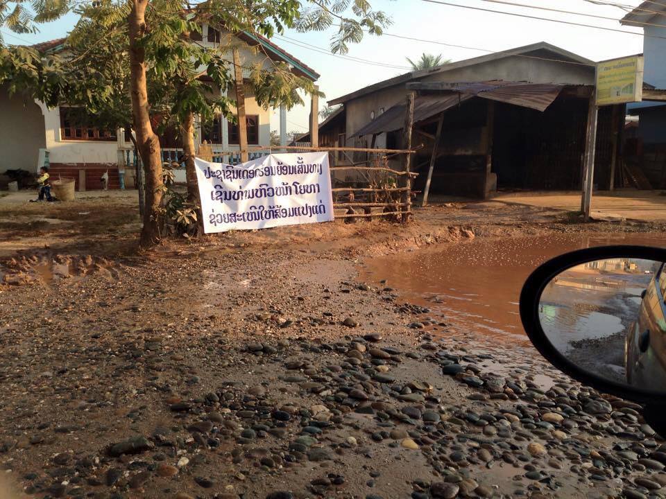 ປະຊາຊົນຂຶ້ນປ້າຍ ຮຽກຮ້ອງໃຫ້ສ້ອມແປງທາງ
