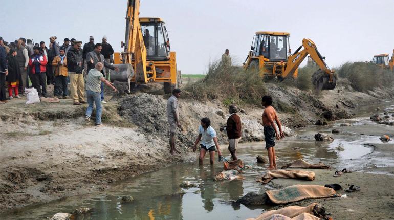 ອິນ​ເດຍ ພົບ​ສົບ​ຄົນ​ຕາຍ 102 ສົບ ລອຍ​ອືດ​ໃນ​ແມ່​ນ້ຳ​ຄົງ​ຄາ!