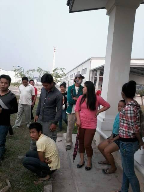 ພະນັກງານໂຮມໂຕຮຽກຮ້ອງຄ່າແຮງງານ
