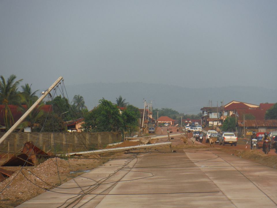 ພາຍຸເຂົ້າເມືອງໂພນໂຮງ ເສົາໄຟຟ້າຫັກເປັນແຖວ