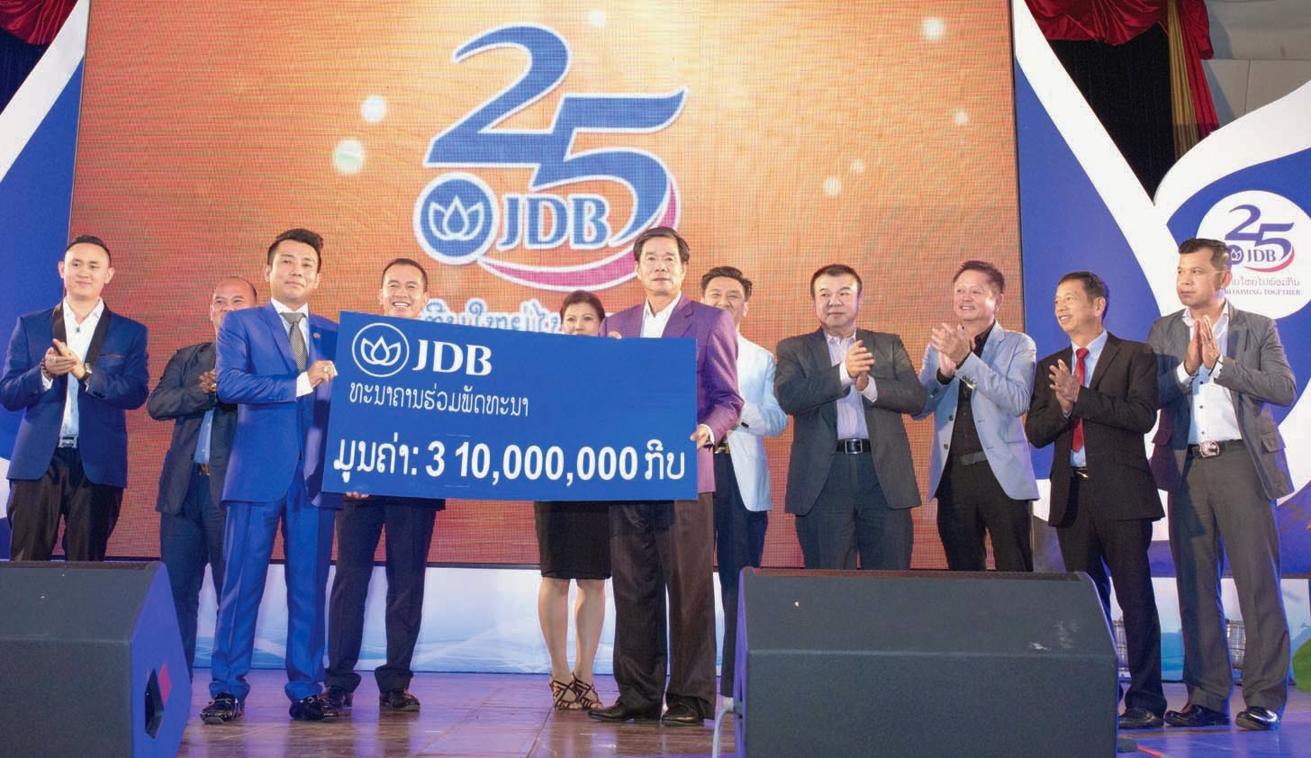 JDB ມອບ 310 ລ້ານກີບ ຊ່ວຍຜູ້ປະສົບໄພທຳມະຊາດ ຢູ່ເມືອງຫາດຊາຍຟອງ