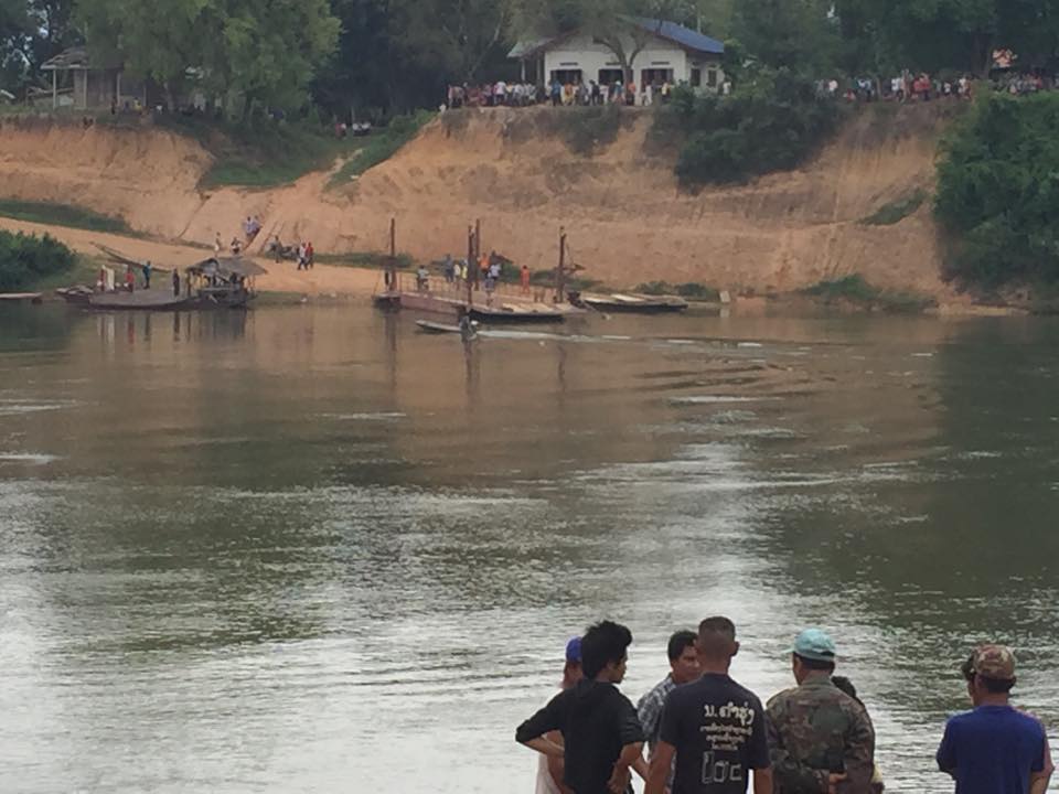 ເຮືອແພຫຼົ້ມຢູ່ທີ່ເຂດບ້ານນາບົງເມືອງປາກງື່ມ
