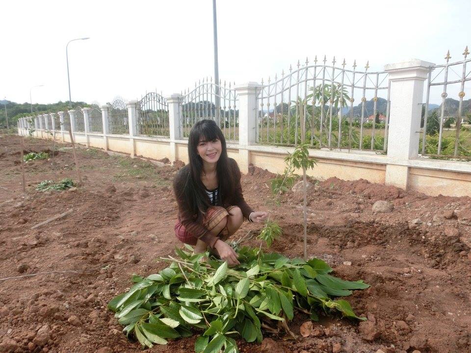 ຕຸກຕາ ຈາຣະວີ ຮ່ວມປູກຕົ້ນໄມ້ເນື່ອງໃນວັນຊັບພະຍາກອນໂລກ