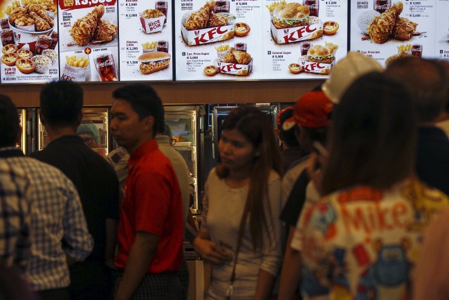 KFC ເປີດສາຂາທຳອິດໃນມຽນມາ ມີລູກຄ້າຢືນຕໍ່ຄິວຖ້າຊື້ ດົນເຖິງ 3 ຊົ່ວໂມງ!