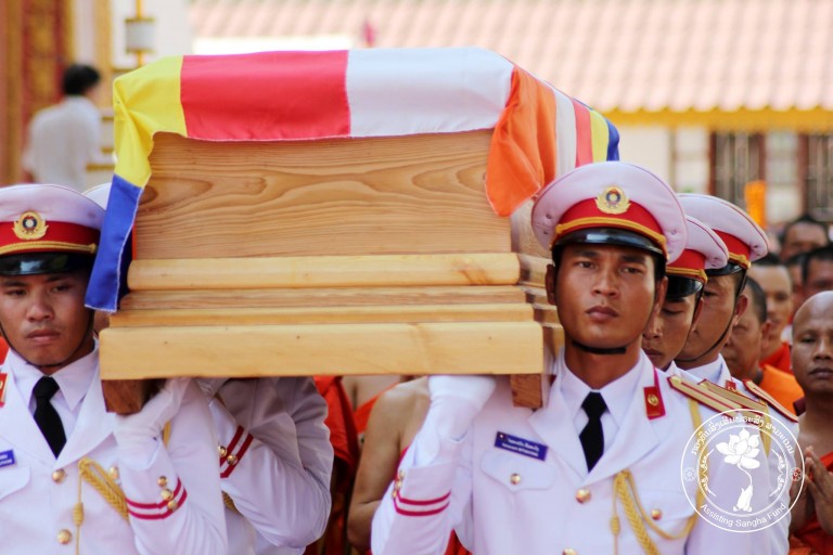 ນ້ອມສົ່ງດວງວິນຍານ ພະອາຈານໃຫຍ່ ມະຫາ ຈະຣູນ