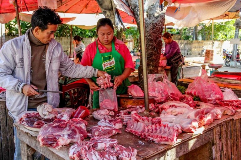 ນາຍົກແນະນຳໃຫ້ກະຊວງກ່ຽວຂ້ອງຄວບຄຸມລາຄາສິນຄ້າພ້ອມຕິດສະຫລາກສະແດງລາຄາ