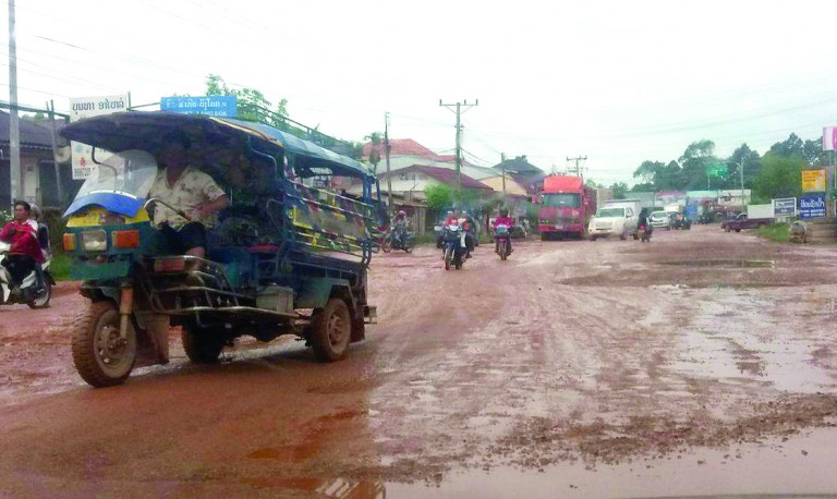 ປະຊາຊົນນຳໃຊ້ເສັ້ນທາງຕານມີໄຊ-ໜອງບຶກເດືອດຮ້ອນຍ້ອນທາງເປ່ເພໜັກ