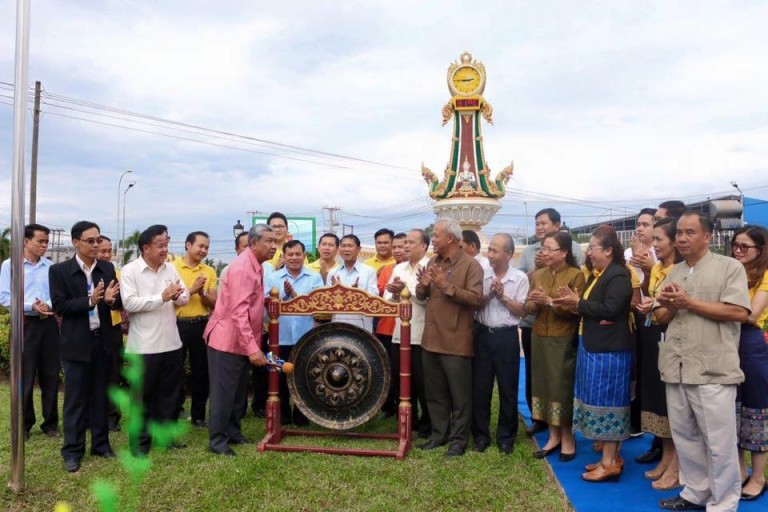 ທີພິທີມອບ-ຮັບໂຄງການກໍ່ສ້າງເສົາຫລັກໂມງສວນວົງວຽນດອນໜູນ