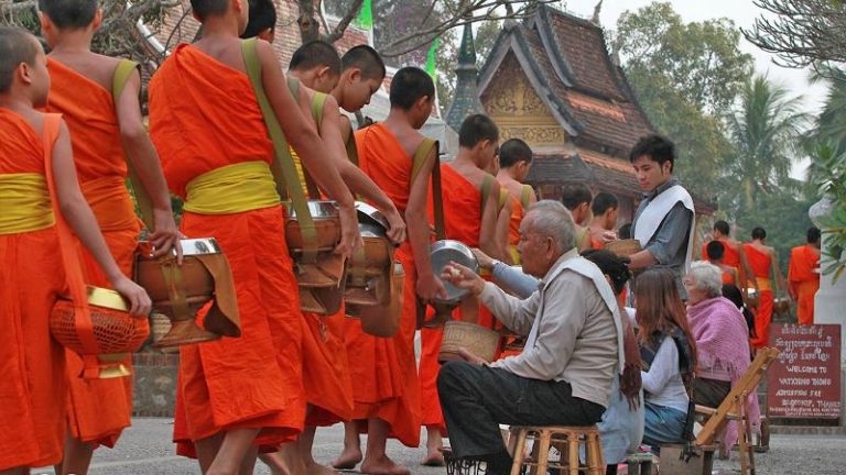 ຫຼວງພະບາງຫ້າມ ບໍ່ໃຫ້ຂາຍເຂົ້າໜົມຈາກຕ່າງປະເທດ ໃຫ້ແຂກໃສ່ບາດ