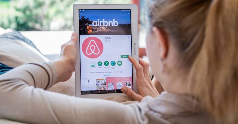 ບໍລິສັດ Airbnb ປົດພະນັກງານເກືອບ 2 ພັນຄົນ ແຕ່ຕອບແທນພະນັກງານດ້ວຍຄວາມຈິງໃຈ ຈົນໄດ້ຮັບສຽງຊື່ນຊົມ