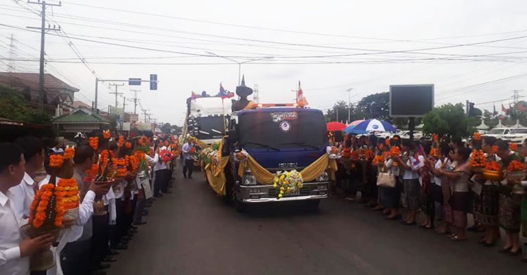 ບໍລິຄຳໄຊ ຕ້ອນຮັບຂະບວນແຫ່ຮູບຫຼໍ່ພຣະເຈົ້າໄຊຍະເຊດຖາທິຣາດ ຢ່າງຄຶກຄື້ນ