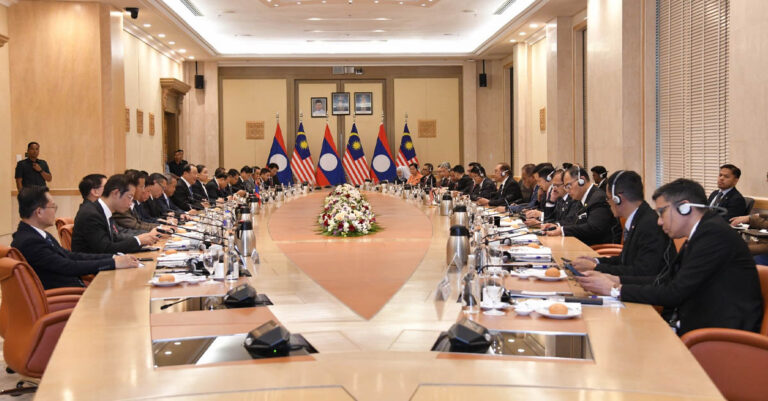 ນາຍົກລັດຖະມົນຕີ ແຫ່ງ ສປປ ລາວ ພ້ອມດ້ວຍພັນລະຍາ ແລະ ຄະນະ ໄດ້ເດີນທາງຢ້ຽມຢາມ ມາເລເຊຍ ຢ່າງເປັນທາງການ