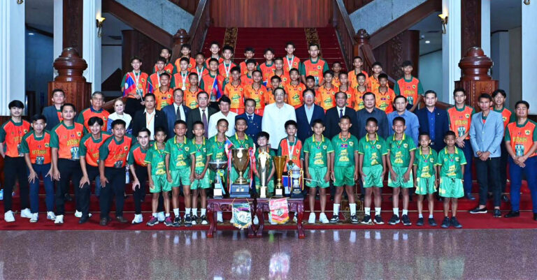 ນາຍົກລັດຖະມົນຕີ ຕ້ອນຮັບທິມນັກກິລາ ສະໂມສອນບານເຕະ WIG Naga