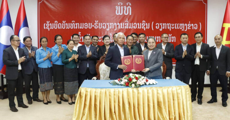 ມອບ-ຮັບວຽກງານສື່ມວນຊົນ (ວຽກຖະແຫລງຂ່າວ) ມາຂຶ້ນກັບຄະນະໂຄສະນາອົບຮົມສູນກາງພັກ ຢ່າງເປັນທາງການ