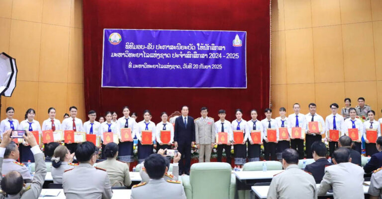 ພິທີມອບ-ຮັບໃບປະກາສະນີຍະບັດ ໃຫ້ນັກສຶກສາທີ່ສຳ ເລັດການສຶກສາ ປະຈໍາສົກສຶກສາ 2024-2025