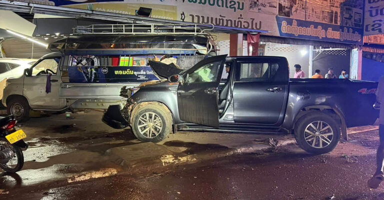 ຍ້ອນຫຼັບໃນ! ກະບະລີໂວ້ຕຳລົດສອງແຖວ ບາດເຈັບ 18 ຄົນ ໃນນັ້ນ 3 ຄົນສາຫັດ