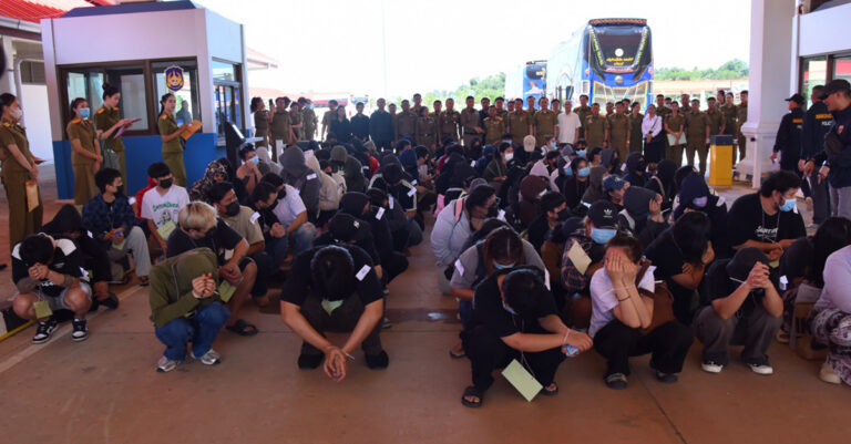 ສົ່ງມອບໃຫ້ທາງການໄທ ເຈົ້າໜ້າທີ່ລາວ ມອບຜູ້ຖືກຫາ ຫຼິ້ນການພະນັນຕ້ອງຫ້າມ 106 ຄົນ ໃຫ້ທາງການໄທ ເພື່ອນໍາຕົວໄປດໍາເນີນຄະດີຕາມກົດໝາຍ