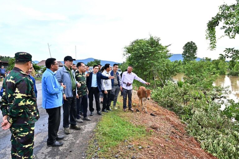 ທ່ານ ນາຍົກລັດຖະມົນຕີ ລົງຕິດຕາມພື້ນທີ່ນໍ້າຖ້ວມ ແລະ ມອບການຊ່ວຍເຫຼືອປະຊາຊົນ ຢູ່ເມືອງຄົງເຊໂດນ.
